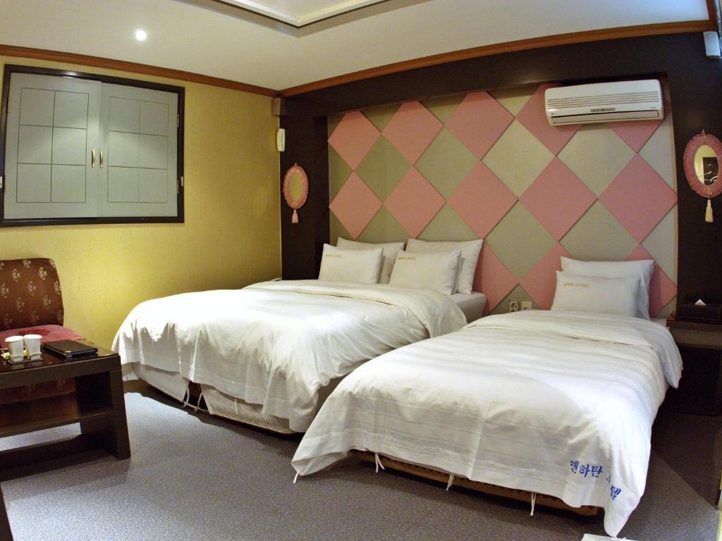Manhattan Hotel *