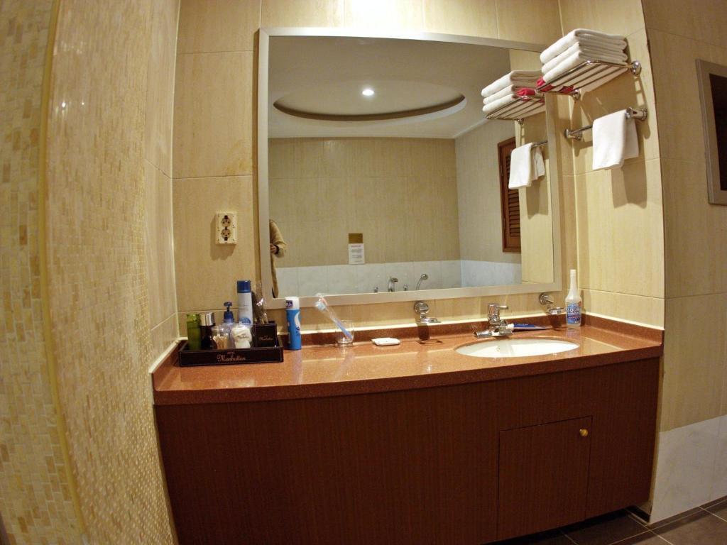 Manhattan Hotel *